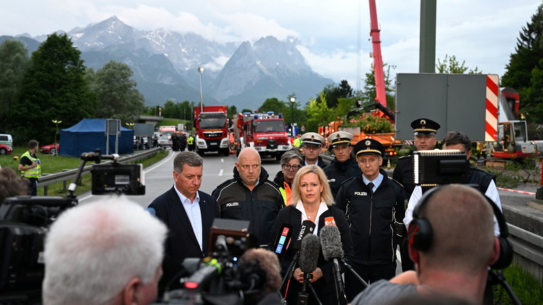 Bundesinnenministerin Nancy Faeser (M, SPD) spricht zu Medienvertretern an der Unglücksstelle.