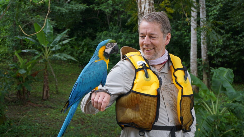 Mit Biwak unterwegs. Seit 2001 ist Thorsten Kutschke das Gesicht der beliebten MDR-Sendung, hier im Regenwald Boliviens.