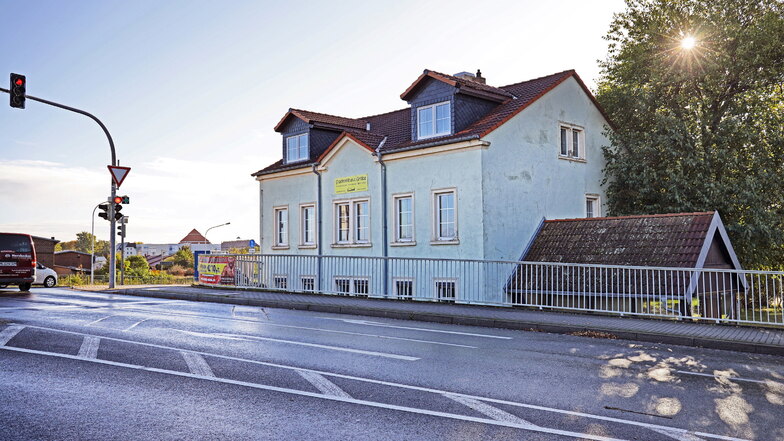 Das Stadtteilhaus in Gröba liegt direkt an der Hafenbrücke (links, nicht im Bild).