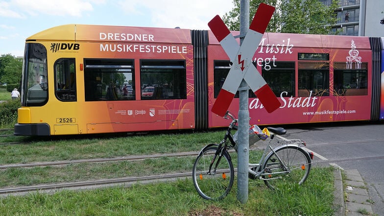 Fahrradfahrerin wird in Dresden von Straßenbahn erfasst