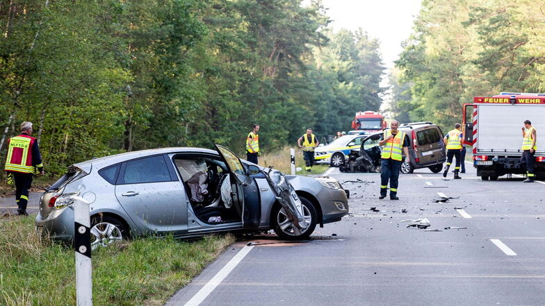 Bei einem Unfall, der sich am Donnerstagnachmittag zwischen Kamenz und Bernsdorf ereignet hat, wurden zwei Frauen schwer verletzt und zwei Autos stark beschädigt.