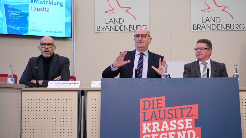 Brandenburgs Ministerpräsident Dietmar Woidke (Mitte) stellte die neue Imagekampagne für die Lausitz höchstpersönlich in Potsdam vor.