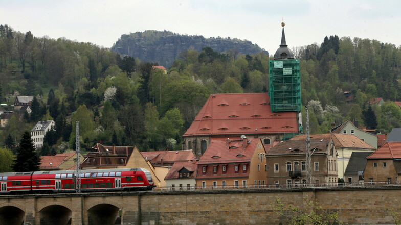 Königstein: Frau fährt Zugführer mit Auto an