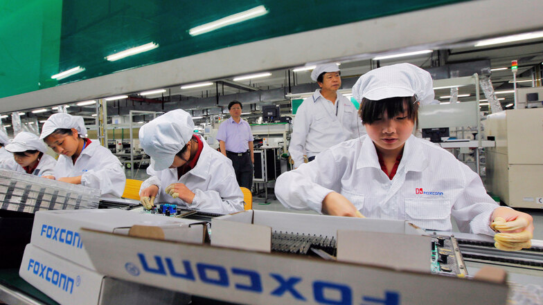 Chinesische Mitarbeiter des Apple-Zulieferers Foxconn in Shenzhen. Der Konzern geriet 2010 und 2011 in die Schlagzeilen, nachdem sich 14 Arbeiter aufgrund des Drills und der Erschöpfung umgebracht hatten.
