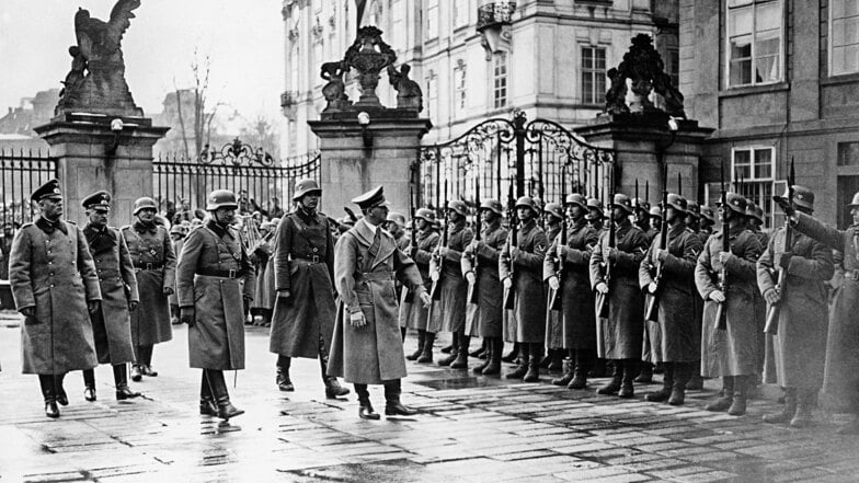 16. März 1939: Diktator Adolf Hitler auf der Prager Burg.