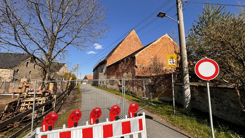 Die Dorfstraße in Drausendorf bleibt wegen des baufälligen Stall- und Speichergebäudes in Höhe der Hausnummer 2 gesperrt.