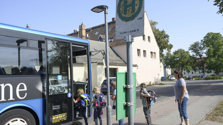 Am Mittwoch stand eine Hort-Erzieherin mit an der Bushaltestelle in Pulsen und passte auf, dass alle Kinder in den richtigen Bus einsteigen.