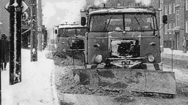 1987: Schneepflüge rücken im Januar auf der Schweriner Straße in Dresden zum Einsatz aus. Eine Kältewelle versetzt die DDR in Schockstarre.