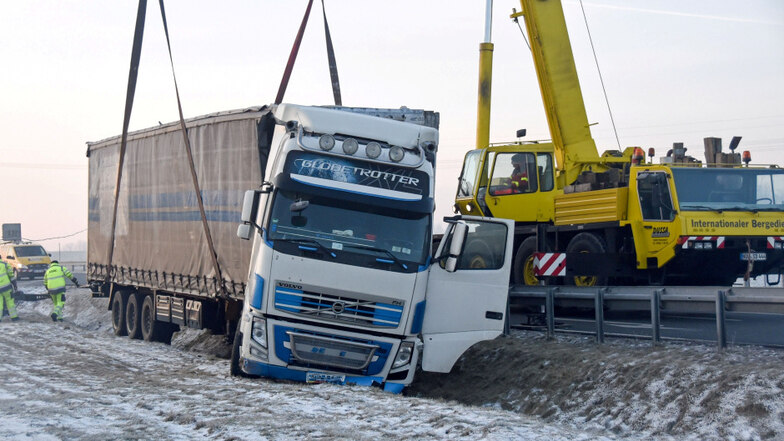 Ein LKW der Marke Volvo wird an der B178n-Abfahrt Oderwitz von einem Dussa-Anhänger abgeschleppt.
