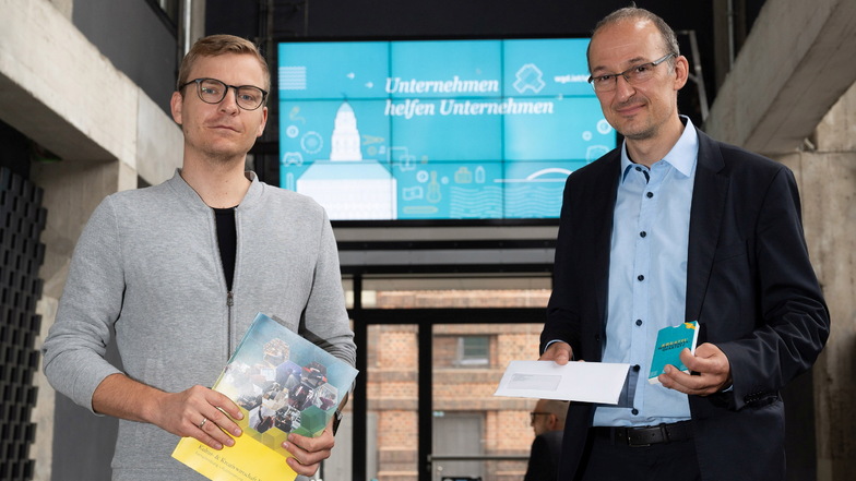WGD-Vorstand Martin Fiedler und Robert Franke, Chef der Dresdner Wirtschaftsförderung, erklären die neue Corona-Hilfe.