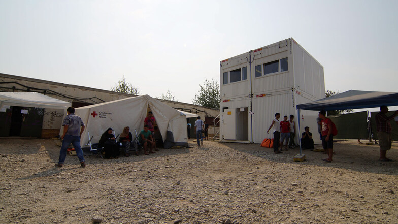 Das DRK baute während der Flüchtlingskrise das Zeltlager an der Bremer Straße in Dresden auf.