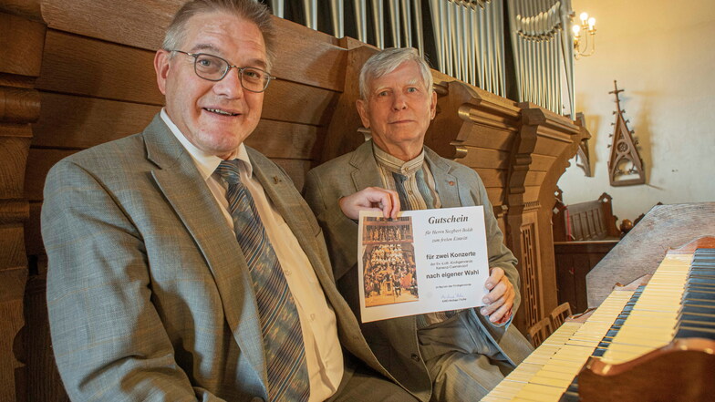 Kirchenmusikdirektor Michael Pöche (l.) ist dankbar für die Spende aus der Geburtstagsrunde von Siegbert Boldt. Als Dankeschön für die Aktion zugunsten der Kamenzer Walcker-Orgel überreichte er einen Gutschein für zwei Orgelkonzerte.