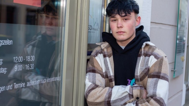 Der 14-jährige Luis Schneider ist Trangsgender und steht vor dem Begegnungszentrum zur Förderung der Akzeptanz sexueller und geschlechtlicher Vielfalt im Landkreis SOE in Pirna.