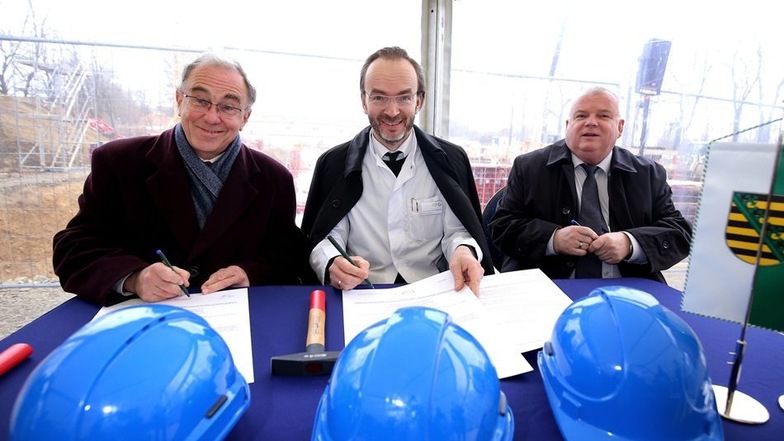 Der ärztliche Direktor Peter Schönknecht (Mitte) sowie Alf-Rüdiger König (li) und Volker Kylau, beide vom Finanzministerium, unterzeichnen den Vertrag zur Grundsteinlegung.
