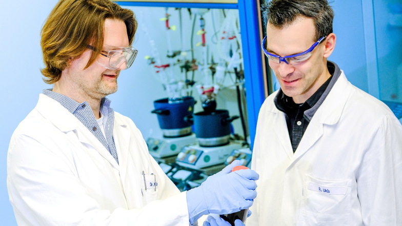 Michael Limmert, Abteilungsleiter Chemische Entwicklung (l.), bespricht sich mit Chemiker Rostyslav Ukis. Wenn ein Patent abgelaufen ist, müssen die Wirkstoffhersteller bereit sein.