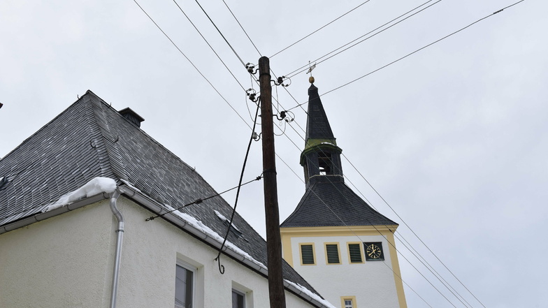 Hier hängen die Freileitungskabel in Bärenstein an einem alten Holzmasten. Solche Leitungen will Sachsennetz schrittweise erneuern.