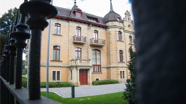 Die schlossartige Villa am Vogesenweg 1 diente bis zur Razzia im November 2013 als Infinus-Zentrale.