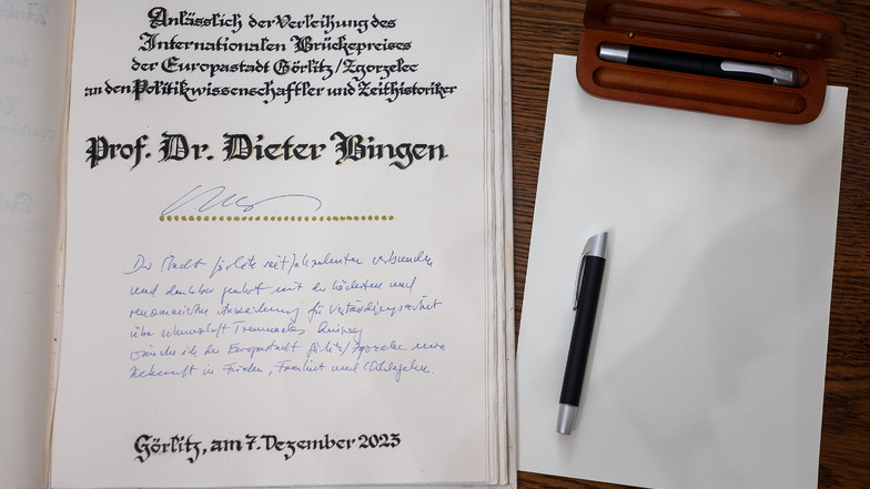 Eintrag von Dieter Bingen ins Goldene Buch der Stadt Görlitz.