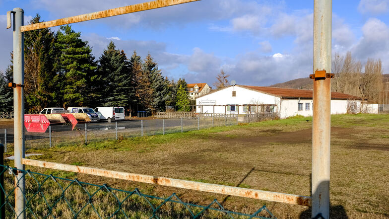 Trainiert wird hier schon lange nicht mehr. Der Sportplatz an der Kötitzer Straße liegt seit Jahren brach. Aber auch die geplanten Mietshäuser lassen auf sich warten.