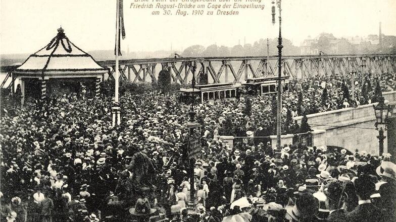 Einweihung der Friedrich-August-Brücke am 30. August 1910. Erste Fahrt der Straßenbahn über die Brücke.