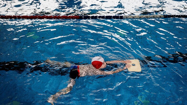 Ein Junge lernt im Görlitzer Neißebad schwimmen. Der Görlitzer Rotary Club hat zwei kostenlose Kurse organisiert.