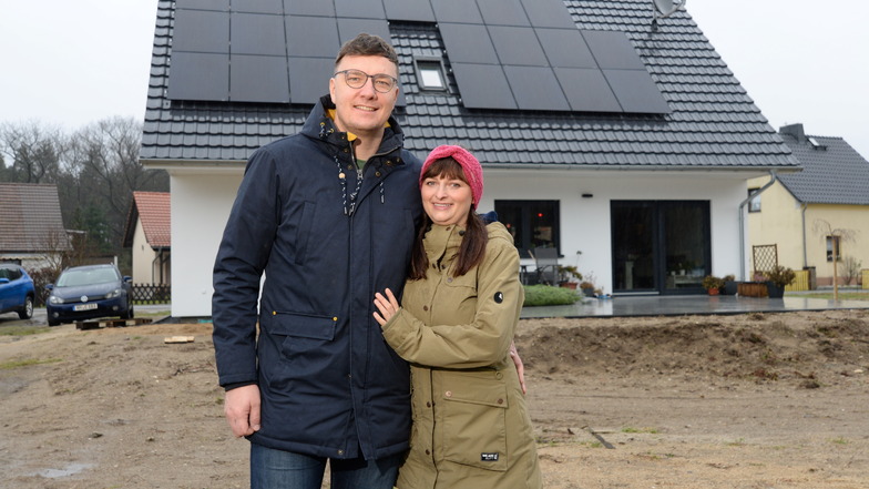 Carina und René Zielke haben mit ihren beiden Kindern in Niesky am Sachsenweg einen der begehrten Bauplätze erworben und sich ein Eigenheim gebaut.