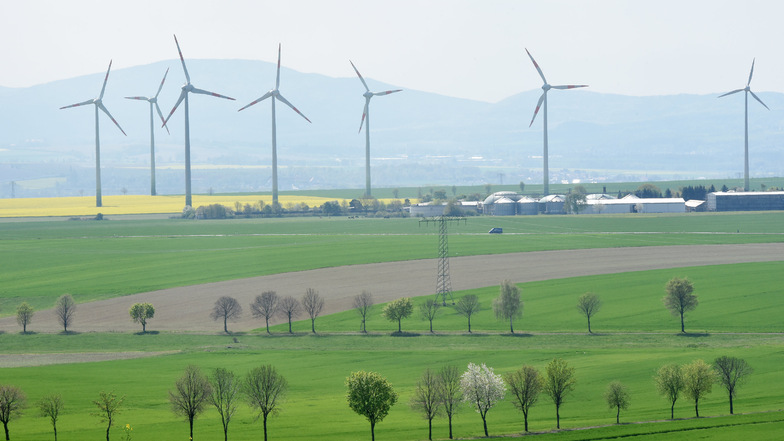 Auch für diesen Windpark auf Eckartsberger Flur in der Nähe der Miku Agrarprodukte GmbH sind Veränderungen geplant. Die drei kleineren der insgesamt acht Windräder sollen durch drei jeweils 230 Meter hohe ersetzt werden. 