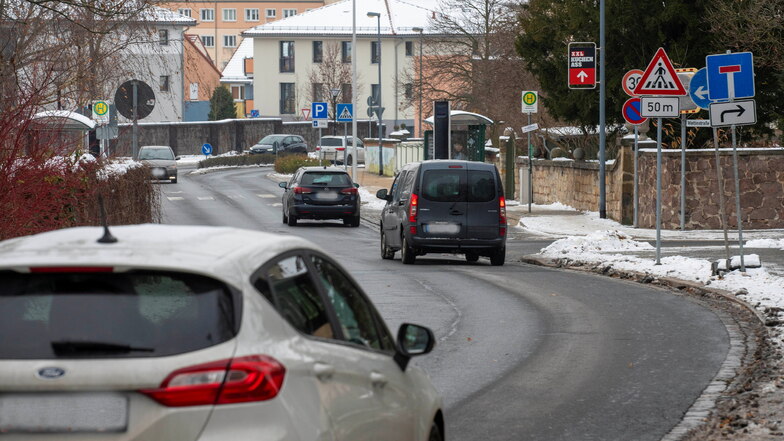 Symbolfoto: Die Waldstraße in Radebeul, aufgenommen im Dezember 2022. Hier ereignete sich am Donnerstag ein Unfall.