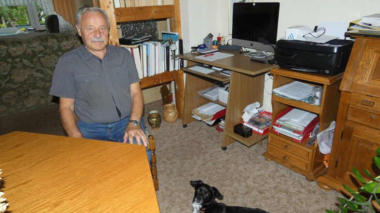 Otto Görke, der frühere
Laubuscher Bürgermeister,
in seinem Arbeitszimmer.
Mit seinem Hund Carlo
geht er täglich raus.
Das gibt dem Tag eine Struktur
und hält beide fit.