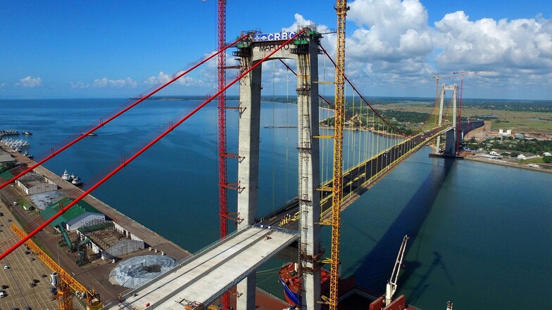 Mit Mitteln aus China wird die Maputo-Katembe Brücke in Mosambik gebaut. Die kommunistischen Führung in Peking investiert Milliarden in Häfen, Straßen, Eisenbahnen oder Flughäfen in den Wirtschafts- und Handelskorridoren zwischen China und Europa, Afrika,