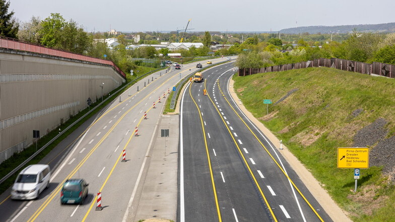 Blick vom Tunnel auf den Autobahnzubringer: Rechts wird markiert, in Kürze fließt der gesamte Verkehr über diesen Fahrstreifen.