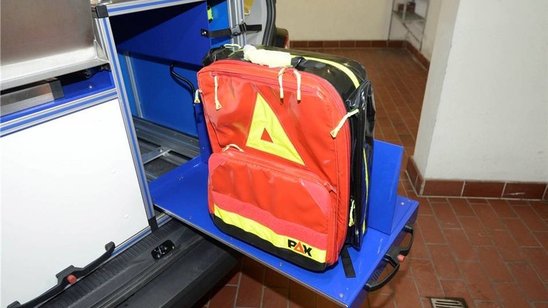 Rucksack für den Notfall Die Transporter verfügen über allerlei Ausrüstung, unter anderem über einen Notfallrucksack, um Patienten schnell an Ort und Stelle erste medizinische Hilfe zukommen zu lassen.