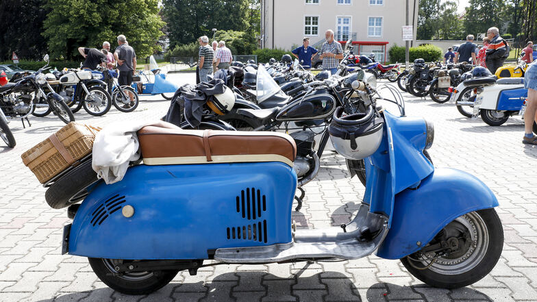 Oldtimer-Zweirräder wie dieses  IWL SR56 standen in Neusalze-Spremberg Parade.