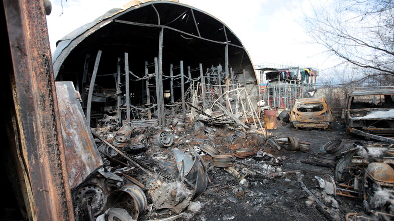 Nichts als Trümmer sind nach dem Großfeuer vom Autohandel und der Werkstatt an der S172 in Heidenau übrig geblieben.