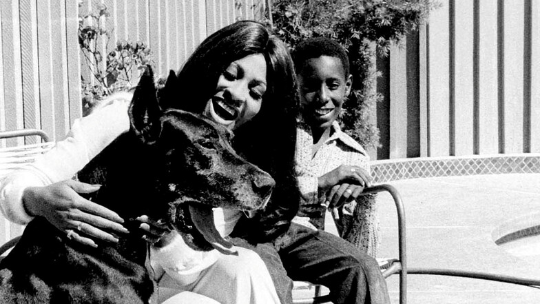 Tina Turner und Sohn Ronnie mit Hund Onyx am Pool ihres Hauses in View Park (Archivbild aus dem Jahr 1972). Ronnie Turner, Sohn von Rock-Ikone Tina Turner, ist in Kalifornien gestorben.