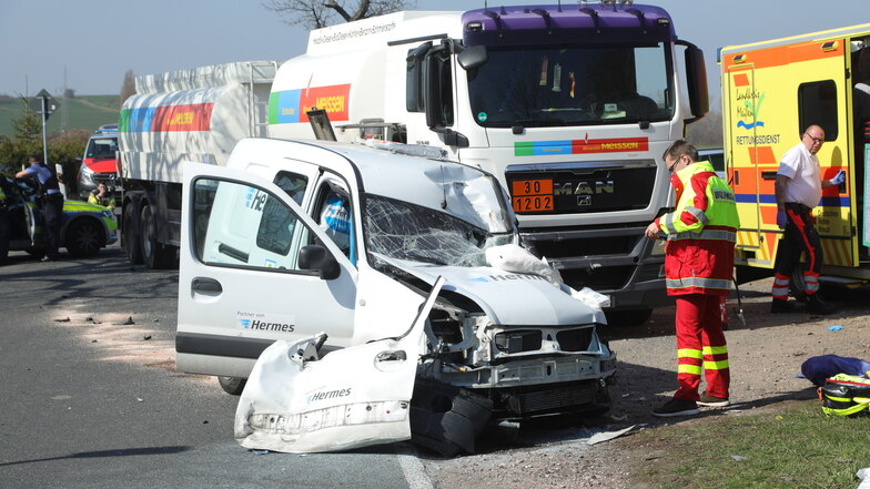 Bei diesem Unfall wurde die Fahrerin des Paketfahrzeuges am heutigen Vormittag schwer verletzt.