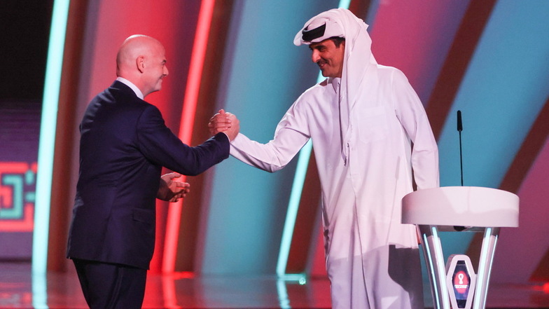 Eine Übezeugung eint die beiden Männer. Die WM, sagen Fifa-Präsident Gianni Infantino (links) und Scheich Tamim bin Hamad Al Thani, der Emir von Katar, wird die beste aller Zeiten. Ein Superlativ hat das Turnier schon sicher: Es ist das mit Abstand am mei