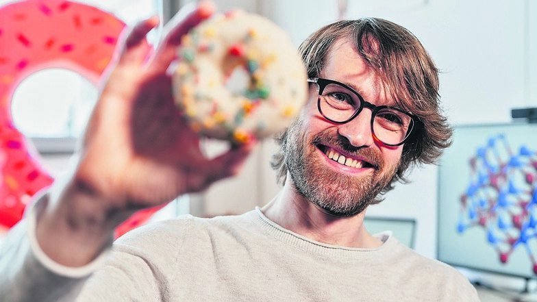 Was hat der Donut mit Physik zu tun? Viel, sagt Dr. Tobias Meng. Er hilft ihm beim Lösen schwieriger Rechnungen. Allerdings nicht als Nervennahrung.