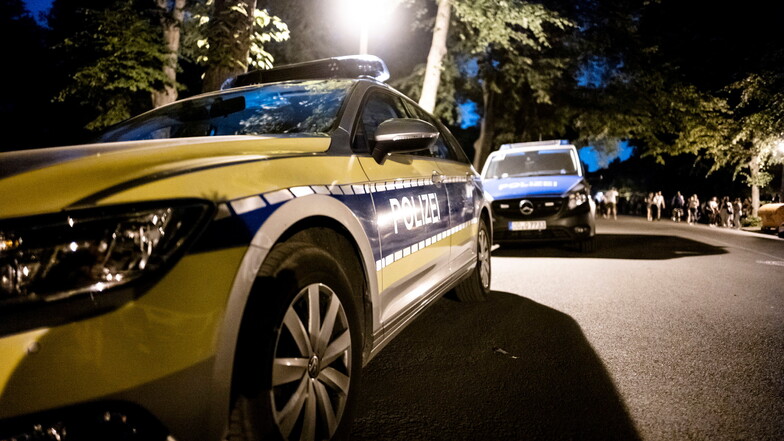 Polizeifahrzeuge stehen bei einem früheren Einsatz vor der Sachsenbrücke: Dort versammeln sich gern Jugendliche, um Party zu machen.