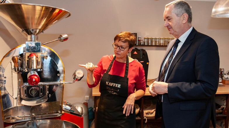 Auch Sachsens Staatsminister Thomas Schmidt besuchte schon die Kaffeerösterei von Constanze Müller in Wildenhain.