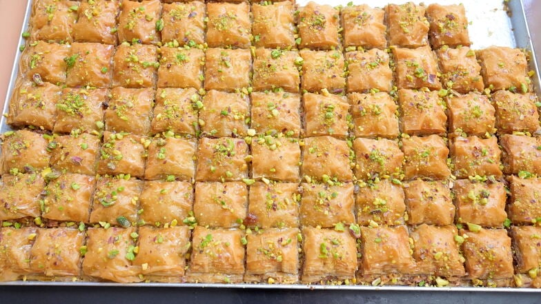 Das syrische Baklava ist traditionell weniger süß als die türkische Variante. Viele Kunden bekommen ein Häppchen zum Kosten.