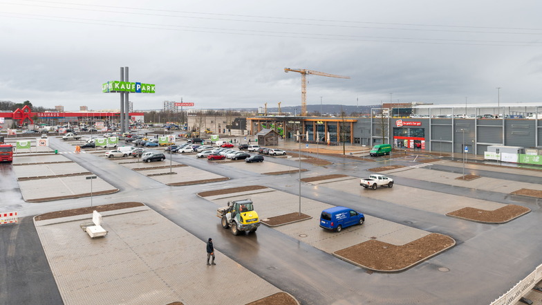 Fast fertig geworden ist der neue Parkplatz zur Eröffnung des neuen Haupteinganges am 21. Dezember.