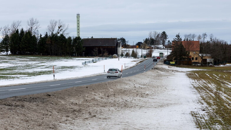 Die B170 zwischen Rundteil und Karsdorf: Auf dem Foto lässt sich erkennen, wo rechts der Sattelzug von der Straße rutschte und wo der Schneezaun auf der gegenüberliegenden Straßenseite beginnt.