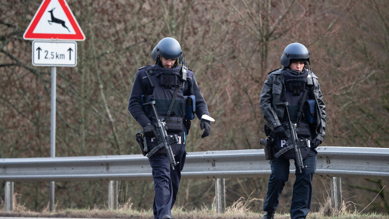Mehrere schwer bewaffnete Polizeibeamte waren am Montag vor Ort, um den Tatort abzusichern.