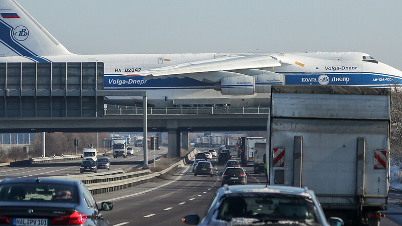 Ein Frachtflugzeug Antonov AN-124 überquert auf einer Rollbrücke die Autobahn A14 am Flughafen Leipzig/Halle in Schkeuditz.