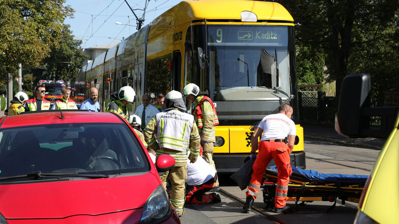 Bei diesem Unfall auf der Cäcilienstraße wurde im September 2020 eine schwangere Frau verletzt. Sie wollte die Straße überqueren und wurde von einer Bahn der Linie 9 erfasst.