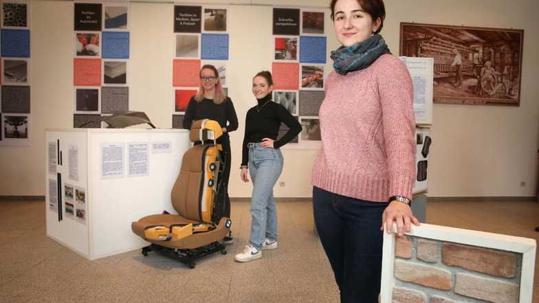 Andrea Kern, Josefine Kautsch und Nora Nicklaus (v. r.) haben die neue Sonderschau im Museum der Bandweberei in Großröhrsdorf erarbeitet.