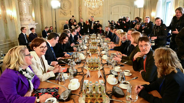 Die Mitglieder der Bundesregierung sitzen vor Beginn der Klausurtagung des Bundeskabinetts im Gästehaus der Bundesregierung an einem Tisch.