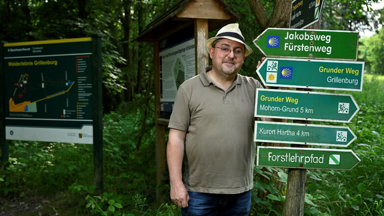 Kreiswegewart André Kaiser kümmert sich im Tharandter Wald um die Beschilderung der Wanderwege.