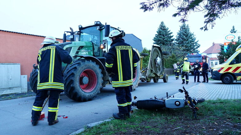 Simson und Traktor kollidieren in Neschwitz